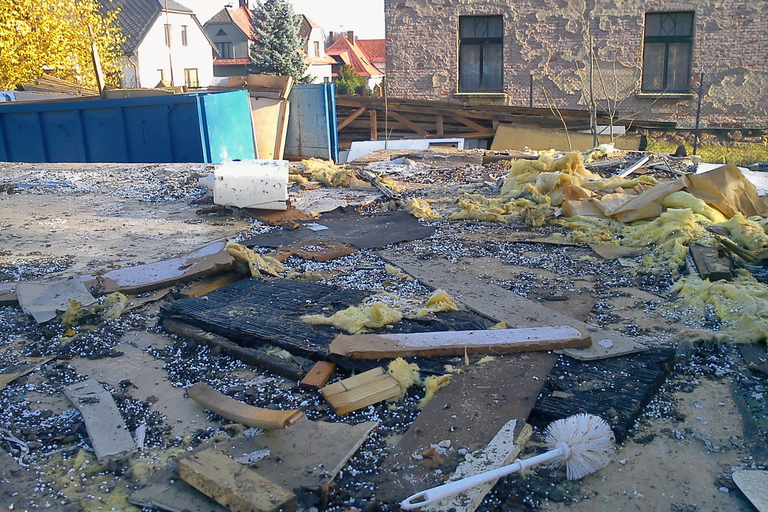 Trosky zbořené zkušebny skupiny Rónin.