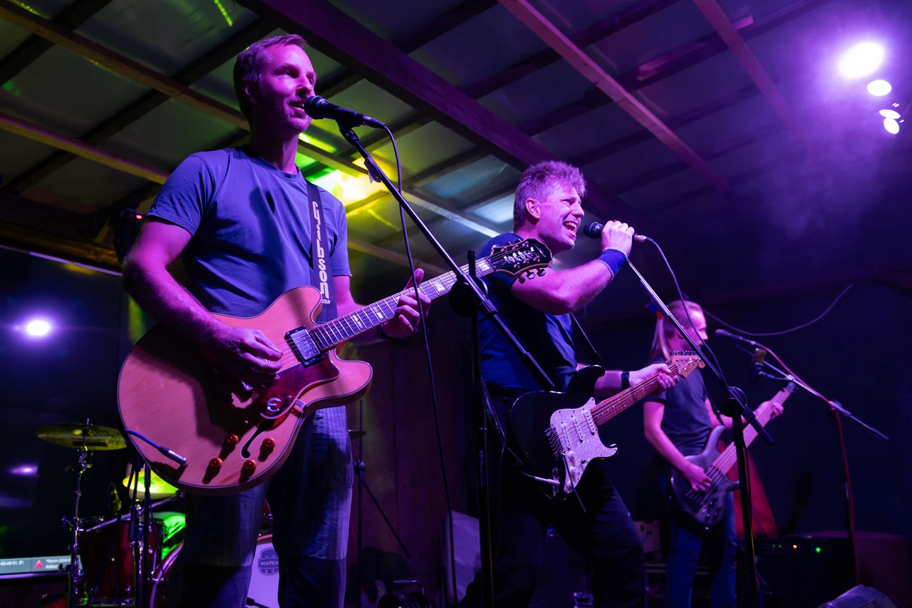 Skupina Rónin - Baskytarista Jaromír Šimek a kytaristé Petr Vedral a Tomáš Bergr.