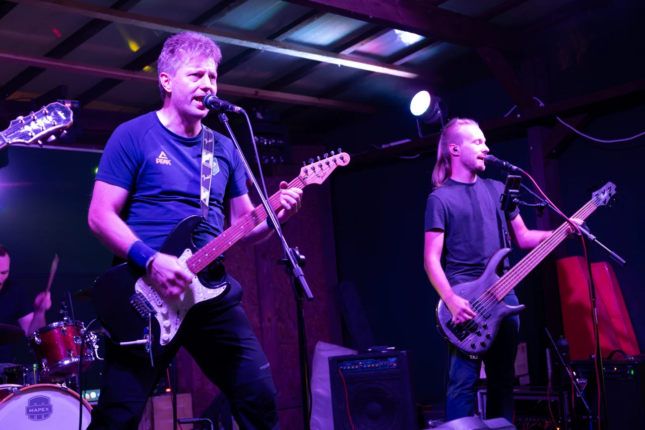 Skupina Rónin - Baskytarista Jaromír Šimek a kytarista Tomáš Bergr.