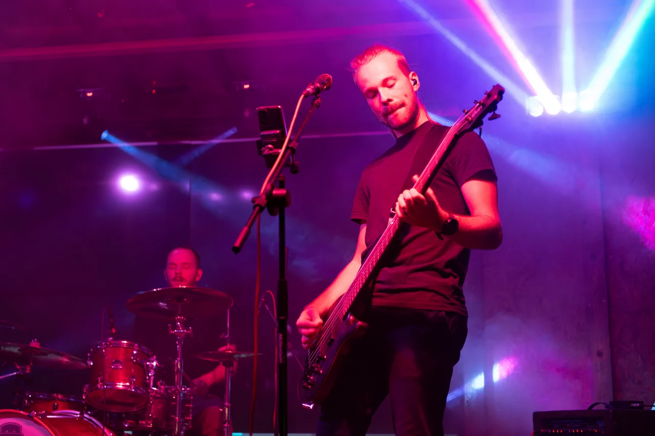 Skupina Rónin. Baskytarista Jaromír Šimek a bubeník Ondřej Plecháč.