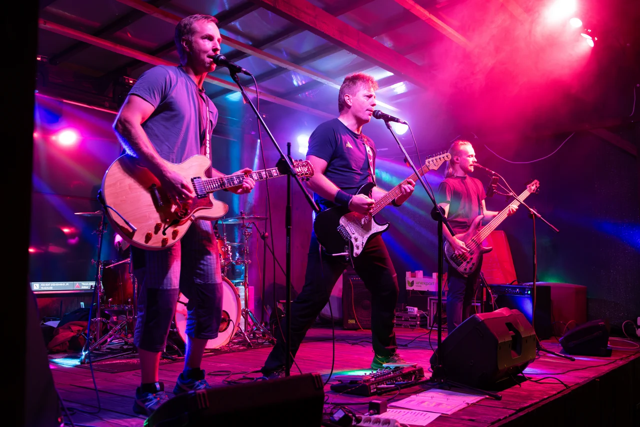 Skupina Rónin - Baskytarista Jaromír Šimek a kytaristé Petr Vedral a Tomáš Bergr.