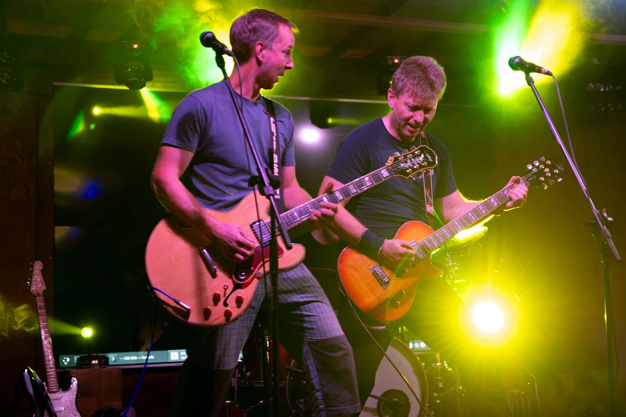 Skupina Rónin. Kytarista Tomáš Bergr a Kytarista Petr Vedral.