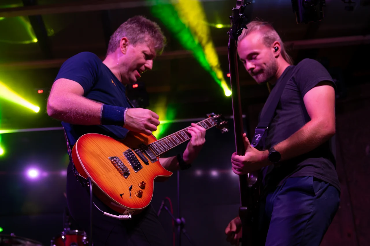 Skupina Rónin. Baskytarista Jaromír Šimek a kytarista Tomáš Bergr