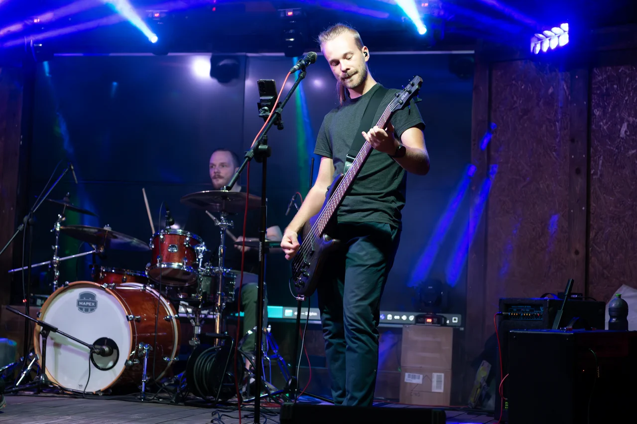 Skupina Rónin. Baskytarista Jaromír Šimek a bubeník Ondřej Plecháč.