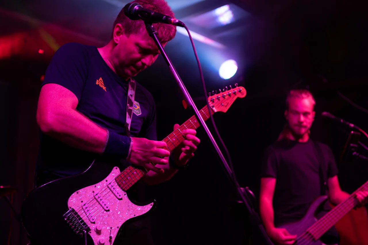 Skupina Rónin. Tomáš Bergr hraje na kytaru tapping a a ním Baskytarista Jaromír Šimek.