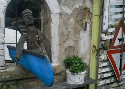 Koncert - Trávobraní 2015, statek U Špičky - dřevěná skulptura na kánoji