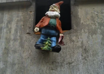 Koncert - Trávobraní 2015, statek U Špičky - diváci - dekorace trpaslík