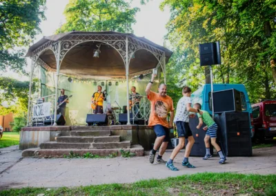 Koncerty kapela RÓNIN, Tóny v parku 2023